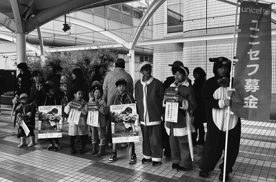 千里中央でのハンド・イン・ハンド募金（豊中市）