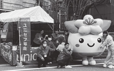 「なにわ人形フェスティバル」にて、キュートな天王寺区のお花のイメージキャラクター”ももてんちゃん”との1枚。